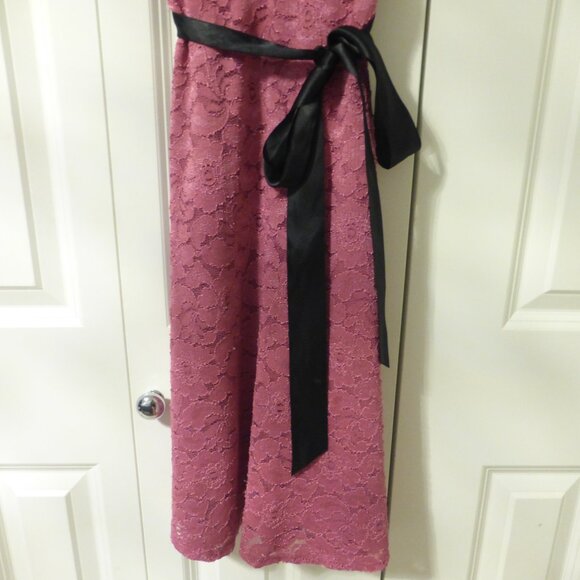 LE CHATEAU pink lace skater dress with removable black satin belt - Picture 5 of 12